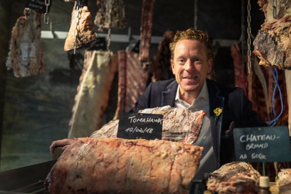 Christian Steffen hat sich im Lippischen Hof auf ein Jahrhunderte altes Handwerk spezialisiert – das Fleisch reift beim Abhängen in der Trockenkammer. - © Torben Gocke