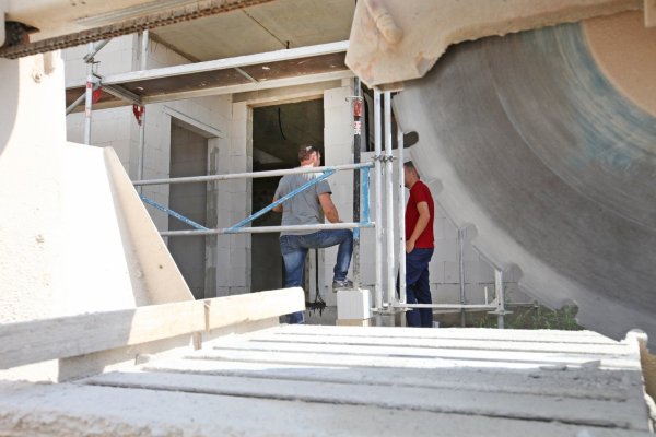 Es boomt: Die Schwierigkeit sei nicht so sehr die Fertigstellung von Bauprojekten wie hier auf dem Gelände der Alten Schule in Detmold, sondern mehr, die Firmen an den Start zu bekommen, sagt Christian Geese vom Bauamt des Kreises Lippe. - © Vera Gerstendorf-Welle