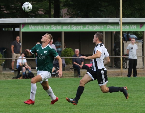 Den Ball im Blick: Pivitsheides Ferdinand Lange zieht in dieser Sitaution an dem Hörster Robin Lapp vorbei. - © Oliver König
