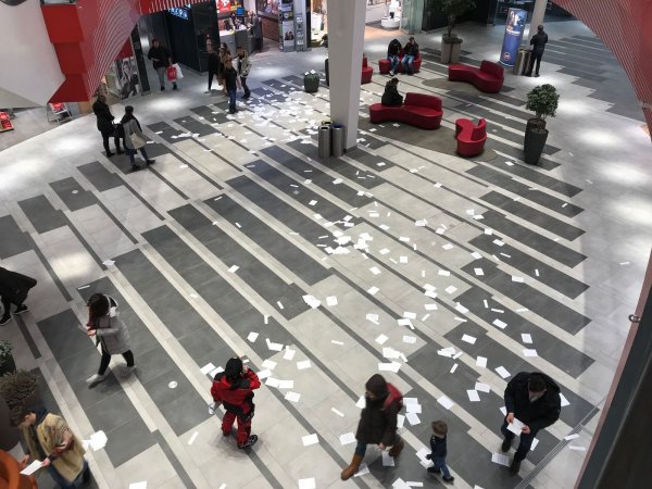 Flugblätter im Erdgeschoss des Loom. - © Matthias Schwarzer