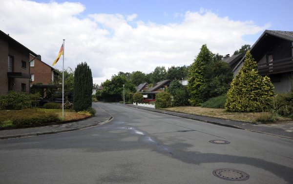 Die Pappelnallee im Paderborner Ortsteil Sande. Hier stellte der Student Sprengstoff in seiner Kellerwohnung her. - © Birger Berbüsse