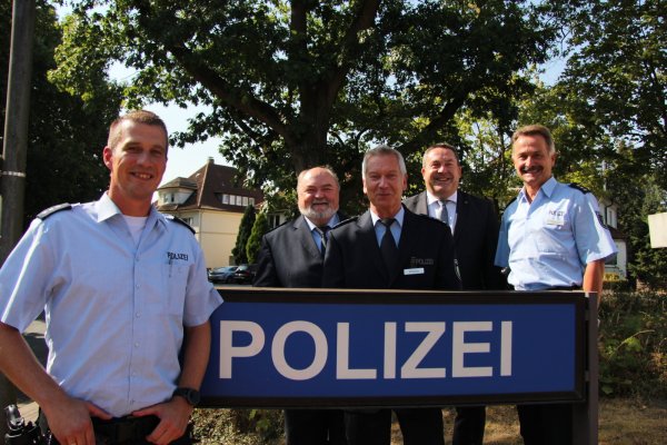 Daniel Wiens (von links) wird von Polizeidirektor Bernd Stienkemeier, Polizeihauptkommissar Heinz Wieler, Landrat Dr. Axel Lehmann und Polizeidirektor Jürgen Siebel in seinem neuen Amt begrüßt. - © Carolin Brokmann