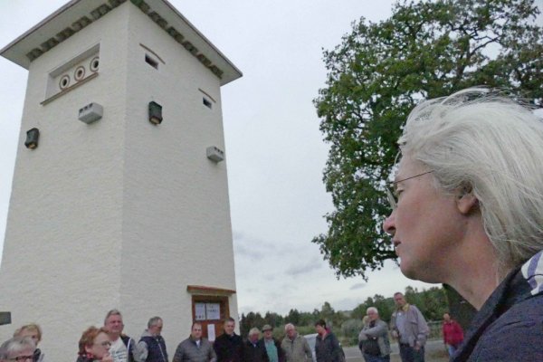 Das ehemalige Trafostationsgebäude am westlichen Ortseingang von Sabbenhausen erstrahlt nicht nur äußerlich in neuem Glanz. Als Artenschutzturm bietet sie nun durch eingebaute Nistplätze für verschiedene Vögel eine neue Unterkunft. - © Achim Krause