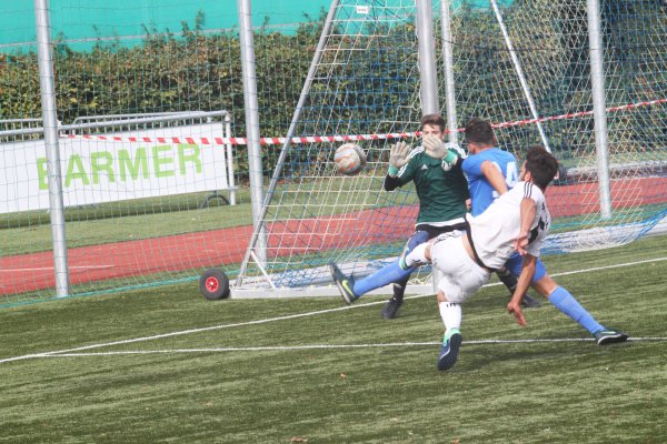 Abgewehrt: Blitzschnell reagiert der blutjunge Lemgoer Keeper Jan Rösener bei diesem Schuss des Senders Hakan Güzel. Der Einsatz von TBV-Abwehrspieler Karwan Derwisch kommt zu spät. - © Egon Penner