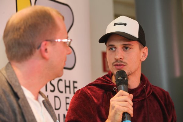 Sympathisch: Der Paderborner Drittligaspieler Sebastian Wimmer (rechts) und LZ-Sportredakteur Sebastian Lucas unterhielten das Publikum. - © Vera Gerstendorf-Welle