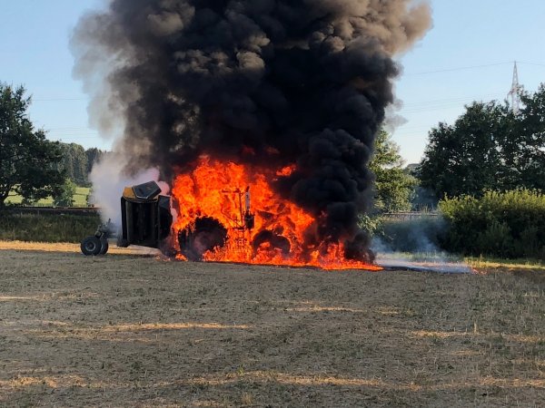 Der schwarze Rauch ist weithin zu sehen: Am Holzkampbach in Höhe der Grester Straße in Asemissen geht ein Traktor auf einem abgeernteten Feld in Flammen auf. - © Hermann Schirmacher