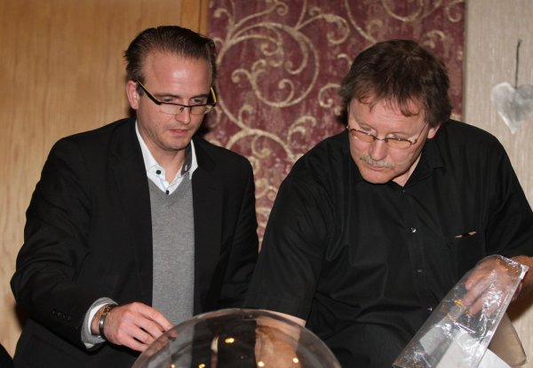 Björn Spisla von Krombacher und Pokalspielleiter Bernhard Brandt (von links). - © Sebastian Lucas
