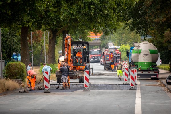 Auf dem Liemer Weg wird der Asphalt teilweise neu gemacht - die Straße ist daher teilweise voll gesperrt. - © Torben Gocke