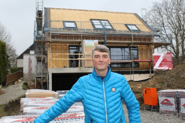 Hier wird auf dem höchsten energetischen Level gebaut: Justus Stücken vor seinem selbst entworfenen Hybridpassivhaus. - © Sandra Castrup