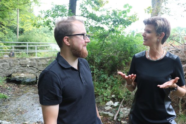 Planen den Open-Air-Gottesdienst: Die Pastoren Andreas Flor und Johanna Krumbach begutachten vorab schon einmal
die Rethlager Quellen. - © Guntmar Wolff