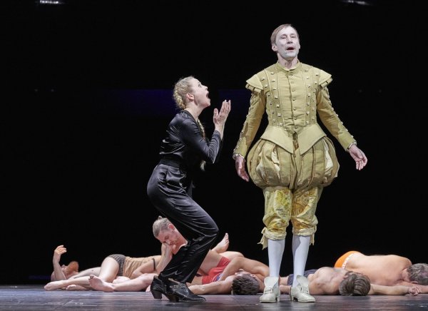 Ein flehender Luftgeist, ein rachsüchtiger Magier: Ariel (Alexandra Riemann) und Prospero (Henning Bormann) quälen eine gestrandete Schiffsmannschaft auf einer verlassenen Insel. - © Landestheater Detmold/A.T. Schaefer