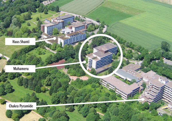 Mit der Sanierung der ehemaligen Lippe-Klinik (heute Mahameru) sieht sich der Verein Yoga Vidya ab 2019/2020 in der Lage, zusammen mit den beiden anderen Gebäuden einen Ort für mehr als 1000 Menschen gleichzeitig zu schaffen. - © Yoga Vidya