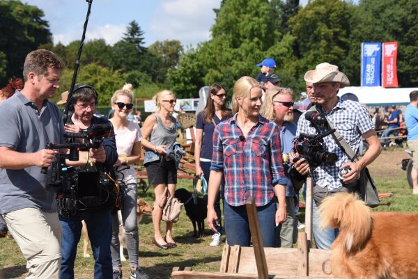 Viel Trubel: Moderatorin Judith Rakers war mit einem NDR-Filmteam bei der „PferdeStark" in Dörentrup-Wendlinghausen. - © Erhard Schroll