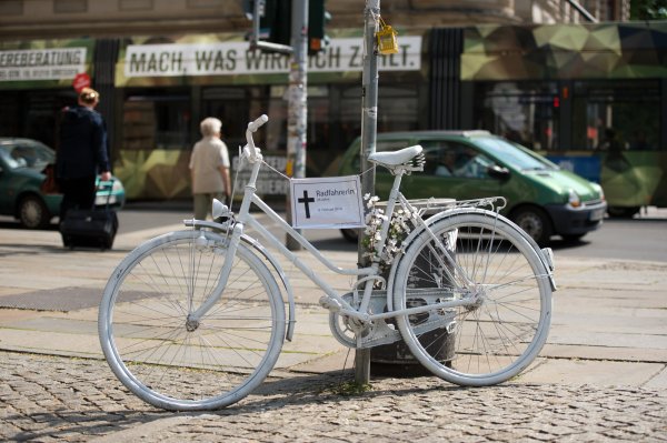 Weiße Fahrräder als Symbol für im Verkehr tödlich verunglückte Radfahrer. - © picture alliance / dpa