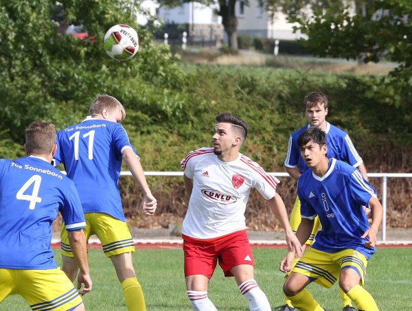 Sonneborn in Überzahl: Vier Spieler, unter anderem Malin Müller (Zweiter von links) und Michael Kamlah (rechts) versuchen, Schötmars Levent Kozak nicht an den Ball kommen zu lassen. - © Paul Cohen
