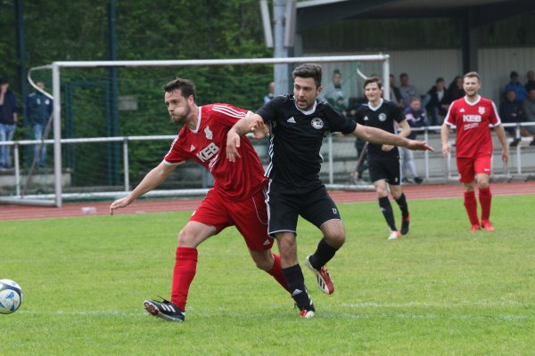 Der Abstiegsdruck ist groß: Das ist im Kellerduell zwischen dem Blomberger SV (Onur Ünal, rechts) und dem RSV Barntrup (Lucas Schmidt) zu spüren gewesen. Am Ende hatte der BSV die nase vorn. - © Oliver König