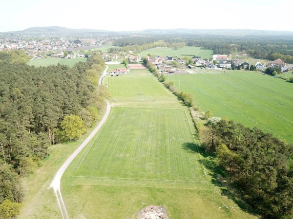Große Veränderungen in der Diskussion: Es wird darüber nachgedacht, auf dem Sport- und Freizeitgelände Schlingsbruch einen großen Kunstrasenplatz zu errichten. Das könnte entweder auf dem Trainingsplatz (Vordergrund) oder dem Hauptplatz dahinter geschehen. - © Guntmar Wolff