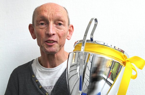 Sabbenhausens Trainer Jürgen Hasse ist froh, den LZ-Cup gesichert zu haben, denn in der vergangenen Woche war ins Sporthaus eingebrochen worden. - © Vera Gerstendorf-Welle