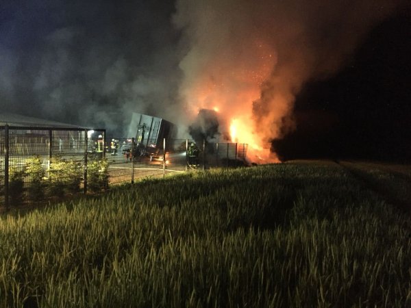 In Herringhausen standen mehrere Strohballen in Brand. - © Feuerwehr Herford