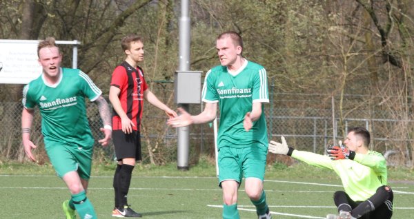 Die Erlösung: Maximilian Kampf freut sich über das 3:1 mit Sören Seifert (links), während der starke VfL-Keeper Fabian Klatt hadert. - © Sebastian Lucas