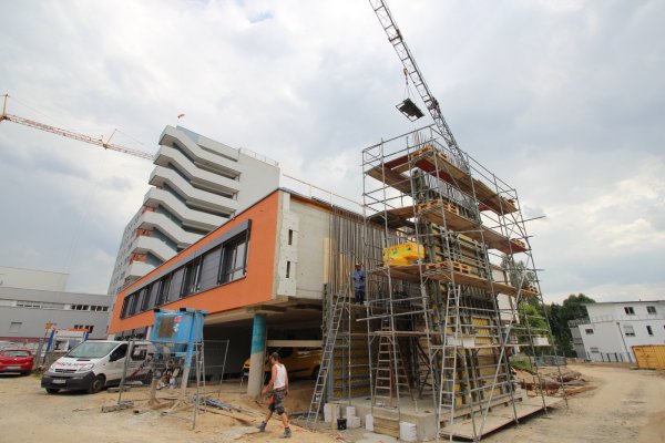 In Lemgo wird gebaut: Der neue Intensiv-Cube am Klinikum wird im Herbst eröffnet. Er ist Teil des Investitionsprogramms über 60 Millionen Euro, das die Klinikum Lippe GmbH in den kommenden Jahren umsetzen wird. Die Neubauten sind ein Faustpfand in der Bewerbung als Uni-Klink-Standort. - © Jens Rademacher