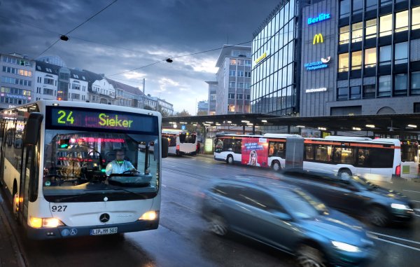Nahverkehr: Um mehr Autofahrer zum Umsteigen in Busse zu bewegen, fordert der Verband Pro Nahverkehr einen dichteren Fahrzeitentakt und günstigere Tarife. - © Andreas Frücht