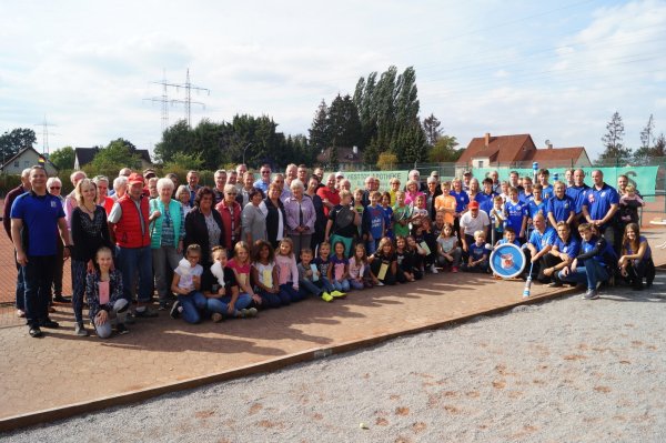 Traditionelle Heimat: Die Geschichte des TuS Ehrentrup ist eng mit dem Gelände an der Pivitsheider Straße verbunden. Stand es in den 1990er Jahren ganz im Zeichen des Tennis-Booms, wird es mittlerweile auch für andere Sportarten genutzt. Recht neu ist die Bouleanlage im Vordergrund. - © Jan Christian Pinsch