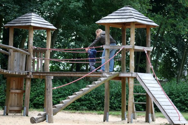 Mit Konzept: Eine Mutter und ihr Sohn klettern auf einem Spielgerät auf dem Spielplatz an der Grabbestraße herum. - © Thomas Dohna