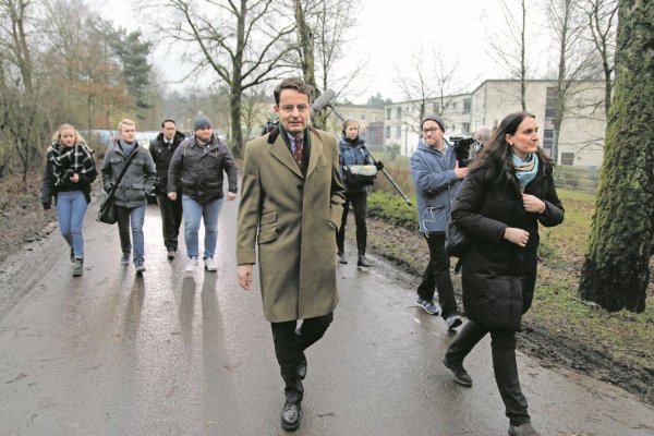 Vor der Flüchtlingsunterkunft Oerlinghausen: Staatssekretär Andreas Bothe macht sich mit seiner Sprecherin Wibke Op den Akker auf den Weg zum Gespräch mit Bürgermeister Dirk Becker. - © Sigurd Gringel