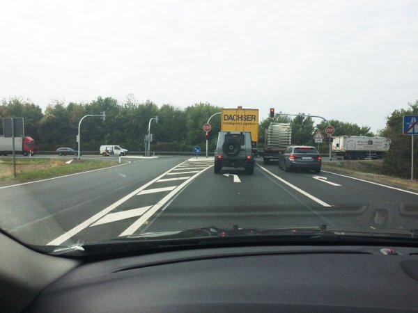 Die Lichtzeichenanlage an der Ostwestfalenstraße: Wer von der A 2 kommend in Richtung Lemgo (links) oder Bielefeld will, muss auf Grün warten. Dafür hat er die Sicherheit, dass er trotz jeder Menge Verkehr in absehbarer Zeit auf die Ostwestfalenstraße kommt. ? - © Thomas Reineke