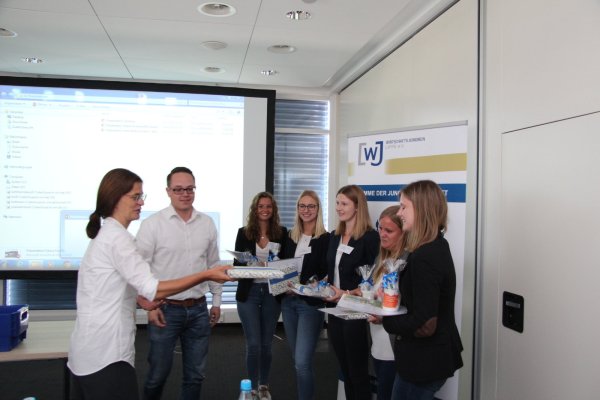 Präsente für die Siegerinnen: Prof. Elke Kottmann von der Hochschule OWL und Daniel Vogelsteller von den Wirtschafsjunioren gratulieren (von links) Annika Richter, Janina Brinkmöller, Marlena Klarholz, Inga Stemberg und Janja Neuhaus. - © Marianne Schwarzer