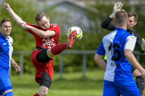 Riesenchance: Eine gute Torgelegenheit lässt Heidens Fynn Weiser beim 1:2 gegen Jerxen-O. ungenutzt. - © Egon Penner