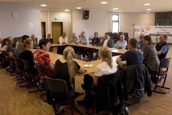 Große Runde: Elf Führungskräfte aus Unternehmen und Institutionen im Kreis Lippe stellen sich beim Expertencolloquium den Fragen der Oberstufenschüler am Blomberger Hermann-Vöchting-Gymnasium. - © Sabine Hergemöller