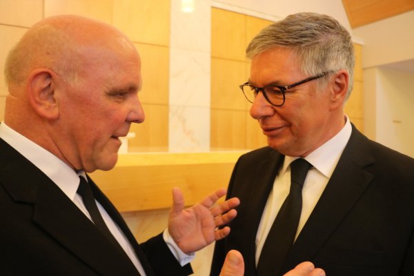 Haben einiges zu besprechen: Peter Johanning (links), Pressesprecher der Neuapostolischen Kirche, und Kurt Messmann, Leiter des Kirchenbezirks Detmold. - © Guntmar Wolff