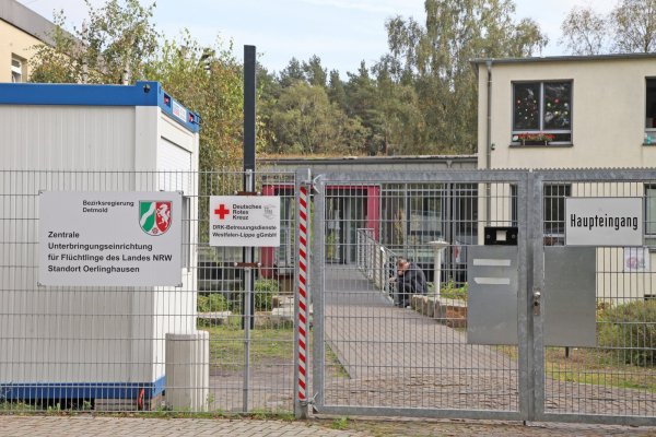 Eingezäunt: Die Flüchtlingsunterkunft in Oerlinghausen. Eine Beraterin kritisierte im Interview, dass die Einrichtung zunehmend Gefängnischarakter bekomme. - © Vera Gerstendorf-Welle