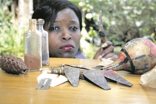 Instrumente für ein grausames Ritual: Die Mitarbeiterin Elisabeth des Hilfswerks Missio zeigt verschiedene Werkzeuge, mit der Mädchen in Afrika, Asien und im Nahen Osten genital verstümmelt werden. Bei dem Ritual sterben auch immer wieder Mädchen. - © picture alliance