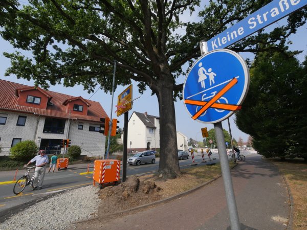 Über die Behelfsampel: Radfahrer, die stadtauswärts fahren möchten, müssen vor der Großbaustelle in Heidenoldendorf auf die linke Straßenseite wechseln. Dort wird der Radweg für beide Richtungen über einige Brückchen durch die Baustelle geführt. - © Foto: Jost Wolf