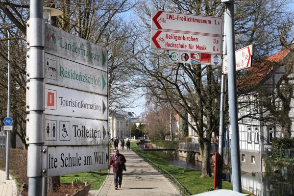 Wo geht es lang? Infoschilderwald am Wall, vom Willy-Brandt-Platz aus gesehen. Die Gesellschaft für Markt- und Absatzforschung schlägt ein einheitliches Stelensystem vor. - © Bernhard Preuss