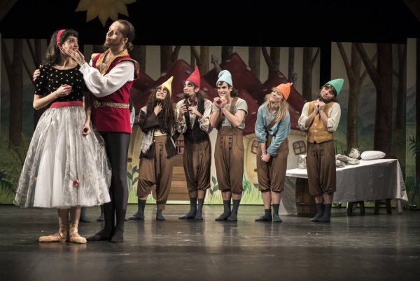 "Schneewittchen und die sieben Zwerge": die Detmolder Ballett-Compagnie in einer Probenszene. - © Björn Klein