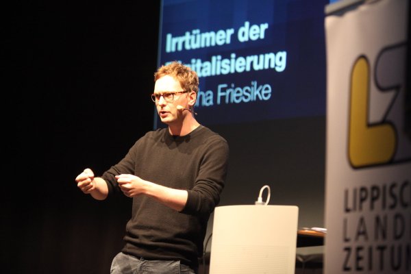 Kritischer Geist: Prof. Dr. Sascha Friesike ermuntert die Zuhörer im Hangar 21, zu hinterfragen, was an Glaubenssätzen durch die digitale Welt geistert. - © Vera Gerstendorf-Welle