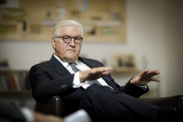 Der Bundespräsident empfängt zum Gespräch im Schloss Bellevue: Frank-Walter Steinmeier macht sich Sorgen über den Zustand der Demokratie. - © Thomas Koehler/photothek.net
