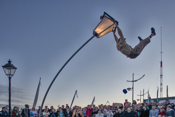 Staunende Gesichter: Die Zuschauer sind begeistert von dem, was Noah Chorny an vertikaler Stangenakrobatik zaubert. - © Noah Chorny