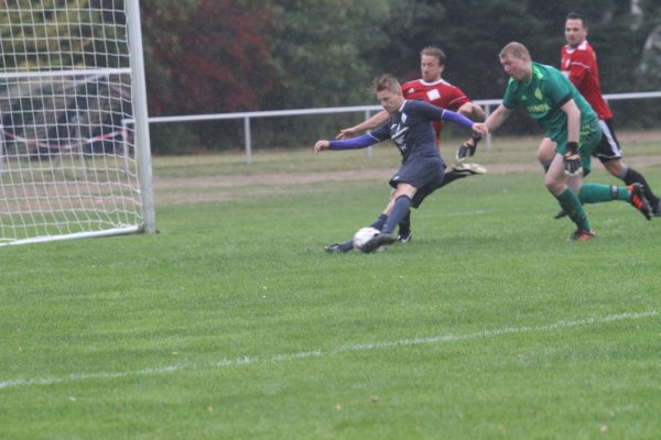 Bei strömendem Regen setzt sich Salzuflens Angreifer Jan Linnenbrügger gegen den Dützener Keeper Patrick Wehmeyer durch und schiebt das nasse Leder zum zwischenzeitlichen 1:1 ein. - © Dietmar Welle