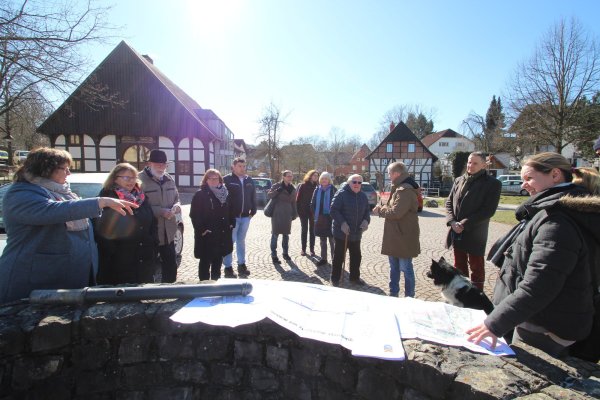 Die Organisatoren des Kinderfests zum Ende der Bauarbeiten stellen das Programm auf dem Marktplatz vor. Links Iris Schön vom Verein „Gemeinsam im Kalletal", rechts Bauamtsleiterin Ewa Hermann. - © Jens Rademacher