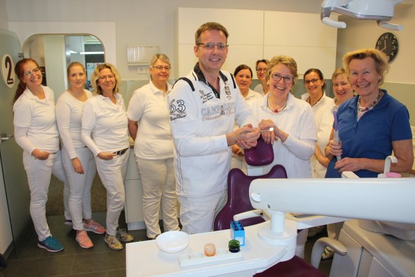 Fröhliche Übernahme: Zahnarzt Martin Kleinemeier ist der neue Chef von Margret Höltke (vorne, Mitte) und Dr. Ursula von Schönberg (rechts) sowie von Karla Gröning, Janine Herrmann, Birgit Baumeister, Ingrid Kaczmarek Melanie Lübeck, Janine Kulcke-Sobania, Genia Feige und Kerstin Willemsen (hinten, von links). - © Marlen Grote