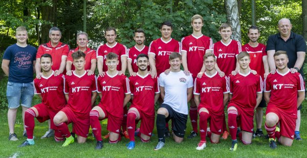 Meisterelf: en Aufstieg in das Kreisoberhaus schaffte das Team der SG Brakelsiek / Wöbbel mit folgender Mannschaft: (hintere Reihe von links) Max Hoffmeister, Falk Weskamp (Trainer), Manfred Schrenner (Trainer), Nikita Dell, Dennis Steinke, Miguel Campos Chavero, Nico Rempe (Kapitän), Fabian Diekmann und der treueste Mannschaftsfan Stefan Bode sowie (vordere Reihe von links) Luca Schrader, Justin Barz, Marcel Prasse, Erik Torosyan, Daniel Eichmann (Torwart), Yannick Leßmann, Dennis Eichmann, Jannik Nagel. Nicht auf dem - © Foto: Axel Mahlmann, Pascal Hannibal, Fabrice Dreier, Gianluca Del Favero, Hussein Ahmad, Marcel Schrenner, Lennard Neuschäfer, Daniel Maas, Nick Dammeier, Samuel Kettler, Florian Papenkordt.