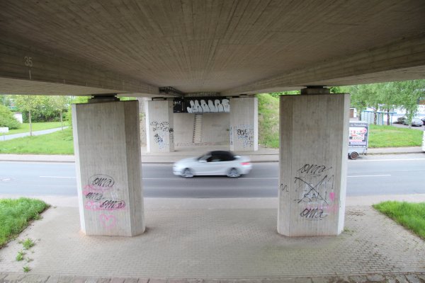 Der Liemer Weg - hier auf Höhe der Überführung der Westumgehung - bekommt einen Schutzstreifen für Radfahrer. - © Till Brand