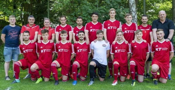 Meisterelf: SG Brakelsiek/Wöbbel sichert sich den Titel mit (hintere Reihe von links) Max Hoffmeister, Falk Weskamp (Trainer), Manfred Schrenner (Trainer), Nikita Dell, Dennis Steinke, Miguel Campos Chavero, Nico Rempe (Kapitän), Fabian Diekmann und dem treuesten Mannschaftsfan Stefan Bode sowie (vordere Reihe von links) Luca Schrader, Justin Barz, Marcel Prasse, Erik Torosyan, Daniel Eichmann (Torwart), Yannick Leßmann, Dennis Eichmann, Jannik Nagel. Außerdem gehören dazu: Axel Mahlmann, Pascal Hannibal, Fabrice Dreier, Gianluca Del Favero, Hussein Ahmad, Marcel Schrenner, Lennard Neuschäfer, Daniel Maas, Nick Dammeier, Samuel Kettler, Florian Papenkordt. - © Egon Penner