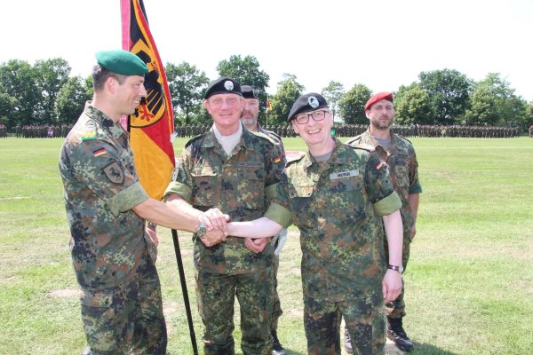 Handschlag: General Heico Hübner (links) übergibt die Verantwortung für die Panzerbrigade 21 „Lipperland" an Oberst Ansgar Meyer. In der Mitte: Divisionskommandeur General Jürgen-Joachim von Sandrart. - © Thorsten Engelhardt