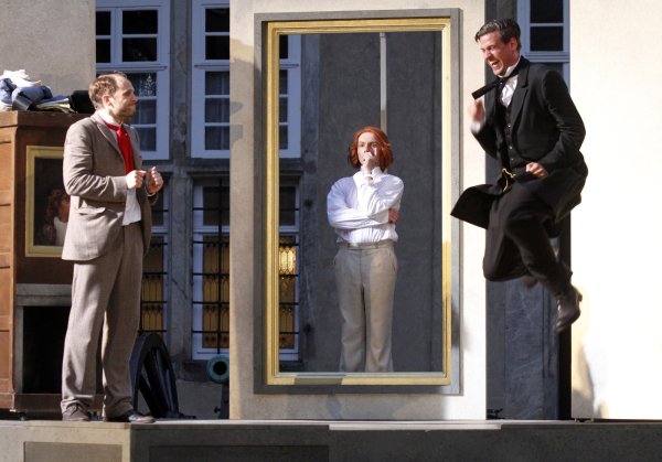 Mitten in der Ermittlung: (von links) Lukas Schrenk (Dr. Watson), Adrian Thomser (hier in der Rolle eines Gemäldes) und Hubertus Brandt (Sherlock Holmes). - © Landestheater Detmold/Klaus Lefebvre